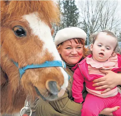  ?? ?? EMERGENCY: Two-year-old Kinsley, who has a brain tumour and is blind, is seen here with mum Eden and gran Karen Kennedy. Pictures by Gareth Jennings.