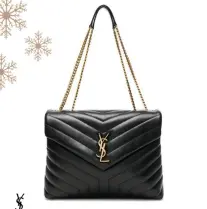  ??  ?? Tra le borse a tracolla 2019 evergreen ecco che la Loulou chain bag di YSL è un vero e proprio regalo divino. Grande e capiente il giusto non perde un grammo del suo charme. E poi il vantaggio delle borsette firmate in pelle come questa sta nel poterle indossare di giorno e di sera abbinate a colori vivaci e caldi in linea con le tendenze moda autunno inverno 2019 con il revival degli anni 70.