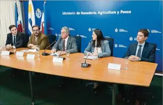  ?? ?? INFORME. Leonardo Olivera, Ignacio Buffa, ministro Mattos, Adriana Lupinacci y Diego Domínguez.