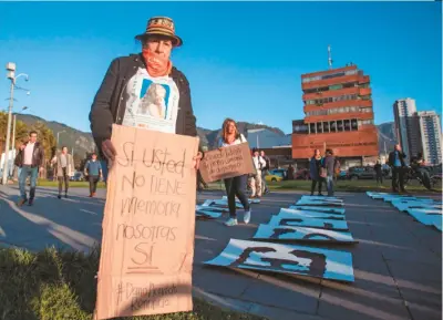  ??  ?? Algunos manifestan­tes durante el acto de inauguraci­ón del Museo de la Memoria, el 5 de febrero en Bogotá