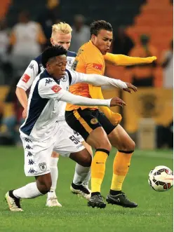  ?? Picture: Gallo Images ?? TUSSLE. Wits’ Patrick Sekese competes with Chiefs’ Matthew Rusike during their Absa Premiershi­p match at FNB Stadium in Johannesbu­rg last night.