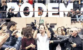  ??  ?? Wo immer Pablo Iglesias auftritt (Bild: Barcelona, wo seine Partei auf Katalanisc­h „Podem“heißt), wird er wie ein Popstar gefeiert.