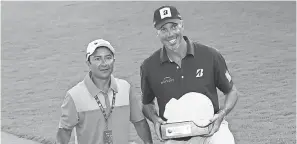  ?? ROB CARR/GETTY IMAGES ?? Matt Kuchar celebrated with David “El Tucan” Ortiz after winning the Mayakoba Golf Classic on Nov. 11 in Playa del Carmen, Mexico.