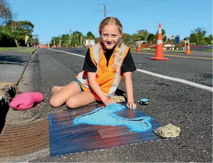  ?? CHRISTINE WALSH/ FAIRFAXMED­IA NZ ?? Kylie Sole, 10, adds a new dimension to street art.