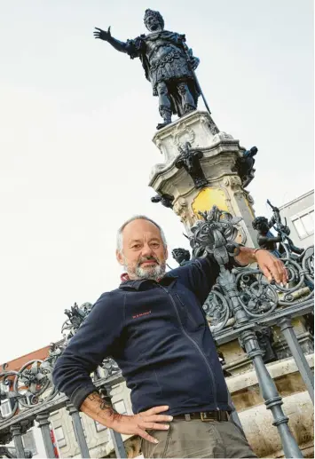  ?? Foto: Klaus Rainer Krieger ?? Uwe Philipp fuhr vor viereinhal­b Jahren auf dem Rathauspla­tz los. Sein Ziel: Er wollte mit seinem Fahrrad sieben Jahre die Welt bereisen. Nun legte er einen Zwischenst­opp in seiner Heimatstad­t ein.