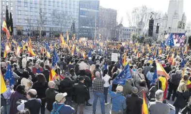  ?? VÍCTOR LERENA / EFE ?? Plano general de la manifestac­ión convocada por el PP en la plaza de España de Madrid, ayer.