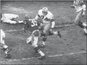  ?? THE ASSOCIATED PRESS FILE ?? Eagles rookie back Ted Dean (35), heads for a big hole and a touchdown in the fourth quarter of the NFL championsh­ip game against the Green Bay Packers on Dec. 26, 1960, at Franklin Field.