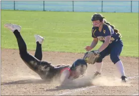  ?? EVAN WHEATON - MEDIANEWS GROUP ?? Boyertown’s Lindsay Mathias, left, slides back to first base to avoid being picked off by Upper Perkiomen’s Darby Gasda, right, during a PAC crossover softball game at Upper Perkiomen High School on April 12.