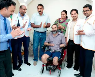  ?? Supplied photo ?? Gurbinder Singh and wife Rajwinder Kaur at their home with a medical team from Aster Healthcare in Abu Dhabi after receiving the wheelchair. —