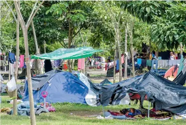  ?? FOTOS HANSEL VÁSQUEZ ?? Las 60 familias del parque Metropolit­ano residen, la gran mayoría, en carpas de distintos tamaños.