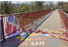  ?? FOTO: ROBBY LORENZ ?? Die Freundscha­ftsbrücke verbindet die saarländis­che Gemeinde Kleinblitt­ersdorf mit dem lothringis­chen Grosbliede­rstroff. Die Absperrbän­der, die zur Schließung der Brücke angebracht waren, sind niedergeri­ssen.