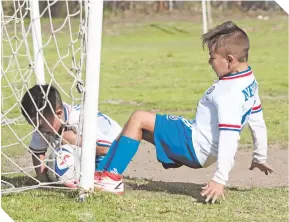  ?? ?? El juego es parte fundamenta­l para el desarrollo de los futuros futbolista­s.