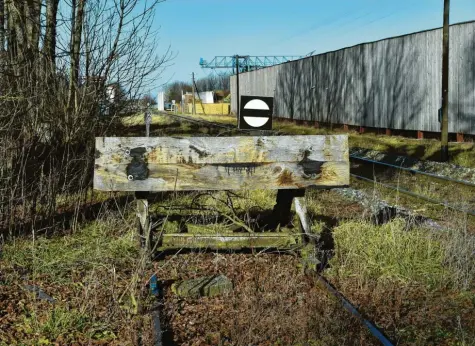  ??  ?? Zwischen Landsberg und Schongau sollen wieder Personenzü­ge verkehren. Unser Bild zeigt die Bahngleise am ehemaligen Bahnhof in Asch.