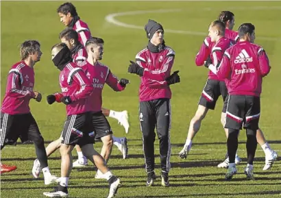  ?? EFE ?? Los jugadores del Madrid, durante el entrenamie­nto realizado ayer //