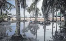  ?? FOTO: IMAGO ?? Häufige Überschwem­mungen wie hier in Tanrake, dem Hauptort des Nui-Atolls, machen den Menschen Angst.
