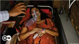  ??  ?? Женщина с кислородно­й маской в Индии