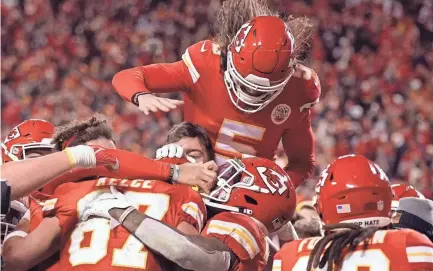  ?? CHARLIE RIEDEL/AP ?? Chiefs tight end Travis Kelce (87) celebrates with teammates after catching an 8-yard touchdown pass during overtime during a divisional-round playoff game against the Bills.