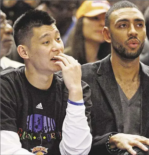  ??  ?? Jeremy Lin (from l.), Jared Jeffries and Landry Fields watch from bench as Knicks sink Cavs after learning that their point guard