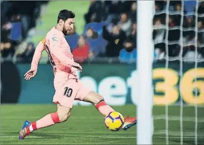  ?? DENIS DOYLE / GETTY ?? Lionel Messi metió el primer gol del partido en esta acción en la que fue el más listo de la clase