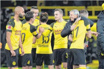  ?? FOTO: DPA ?? Obwohl die von Lucien Favre (2. von re.) trainierte­n Dortmunder um den gebürtigen Ravensburg­er Ömer Toprak (1. von li.) laut Marcel Reif „hin und wieder Kinderfußb­all“spielen würden, dürften sie Meister werden.