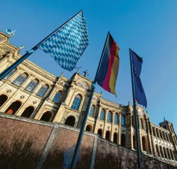  ?? Foto: Sven Hoppe, dpa ?? Während der Corona-Krise hat sich auch für den Landtag im Münchner Maximilian­eum viel verändert. Nur noch etwa ein Fünftel der Abgeordnet­en kommt in diesen Tagen zusammen.