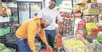  ??  ?? ► Jóvenes laboran en Mercado El Cardonal, inserto en el barrio El Almendral.