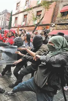  ?? JAVIER RÍOS ?? Enfrentami­ento entre policías y encapuchad­os en 5 de Mayo.