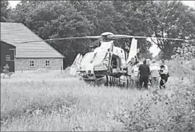  ??  ?? Een traumaheli­kopter ter plaatse voor een persoon te water in Milheeze.