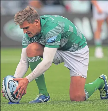  ??  ?? Newcastle’s Toby Flood lines up a conversion against Worcester