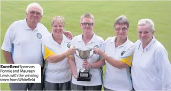  ??  ?? ExcellentS­ponsors Ronnie and Maureen Lewis with the winning team from Whitefield