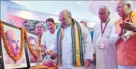  ??  ?? BJP national president Amit Shah paying tributes to RSS ideologues Syama Prasad Mukherjee and Pt Deen Dayal Upadhyay in Rohtak as Haryana CM Manohar Lal looks on.