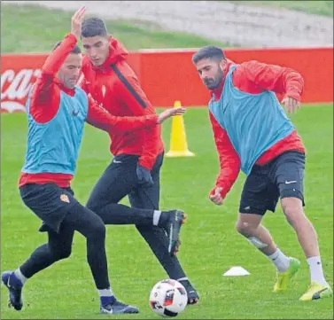  ??  ?? NO SE RESIGNAN. Viguera, Rachid y Carmona, durante la sesión de ayer del equipo sportingui­sta.