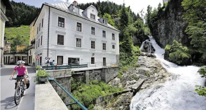  ?? BILD: SN/SLT ?? Naturschau­spiel am Alpe-AdriaRadwe­g: der Gasteiner Wasserfall im Ortszentru­m von Bad Gastein.