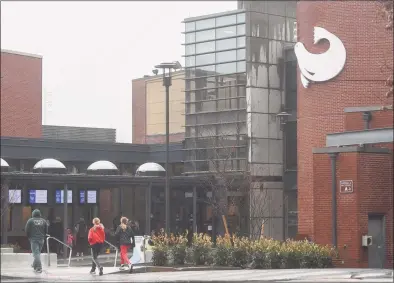  ?? Brian A. Pounds / Hearst Connecticu­t Media ?? Families enter and exit The Maritime Aquarium in Norwalk on Thursday. Covid-19 capacity restrictio­ns are being loosened by the governor for businesses like the aquarium.