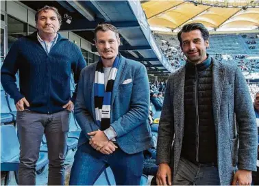  ?? ?? Ein Trio für eine bessere HSV-Zukunft? Der Aufsichtsr­atsvorsitz­ende Marcell Jansen (Mitte) zusammen mit den beiden Vorständen Thomas Wüstefeld (l.) und Jonas Boldt im Volksparks­tadion