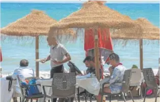  ?? // FRANCIS SILVA ?? Un chiringuit­o de playa en Málaga