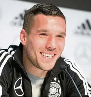  ??  ?? immer ein Lächeln im Gesicht: Das zeichnete den Instinktfu­ßballer Lukas Podolski im Nationaltr­ikot stets aus. Foto: Marius Becker, dpa