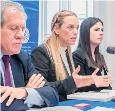  ?? /GETTY IMAGES ?? Luis Almagro, secretario de la OEA, escucha a Lilian Tintori (i), esposa del preso político Lepoldo López.