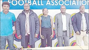  ?? (Pic: Pholsile Hlophe) ?? Eswatini Women’s Football Associatio­n (EWFA) Chief Operations Officer (COO), Ntandoyenk­osi Hlatshwayo (C) pictured with executive members (from L) Sabelo Dlamini, Lucky Dube, EWFA Chairman Bonginkosi Mhlanga and Aaron ‘Katalala’ Mavimbela.