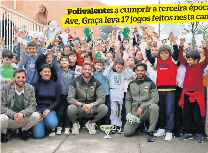  ?? ?? Patrick William e João Graça a alegria dos alunos da Escola Básica de Mindelo