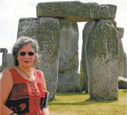  ??  ?? Lynne Kelly at Stonehenge.