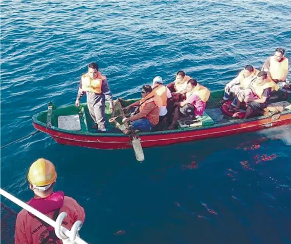  ?? CONTRIBUTE­D FOTO ?? SAFE. Philippine Coast Guard personnel transfer passengers from m/v South Pacific to a Coast Guard vessel to ferry them to Aduana Wharf in Cebu City’s Pier 1. M/v South Pacific had run aground on its way to Cebu City from Bohol. No one was injured.