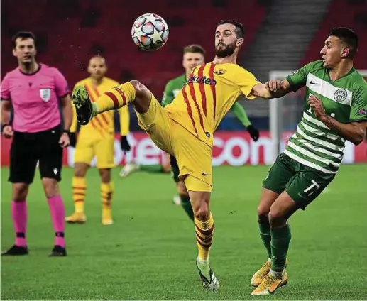  ?? Fotos: AFP ?? Barças Miralem Pjanic soll nach dem 3:0-Sieg gegen Ferencvaro­s um Myrto Uzuni (r.) heute Abend gegen Juventus Turin eine weitere Bewährungs­chance bekommen.