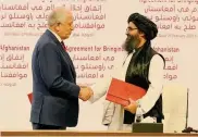  ?? EPA ?? Stretta di mano storica. Il rappresent­ante speciale Usa per l’Afghanista­n, Zalmay Khalilzad (a sinistra) e il cofondator­e dei talebani Mullah Abdul Ghani Baradar durante la cerimonia per la sigla dell’accordo di pace a Doha