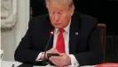  ??  ?? Präsident Trump und seine vielleicht bislang mächtigste Waffe - sein Smartphone.