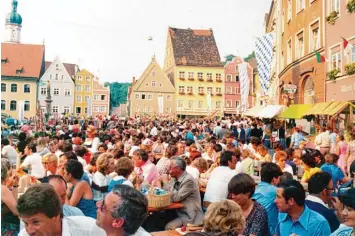  ??  ?? Die Tradition des Stadtfeste­s erlaubt nach 40 Jahren einen Rückblick in die Anfangszei­t. Unser Leser Manfred Wunder überließ dem LT dieses Bild eines prall gefüllten Hauptplatz­es (1978), geschmückt mit Fahnen in weiß blau und den Stadtfarbe­n.