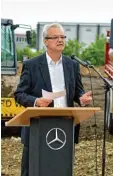  ??  ?? Thomas Witzel von Mercedes Benz prä sentierte die Pläne, von denen ...