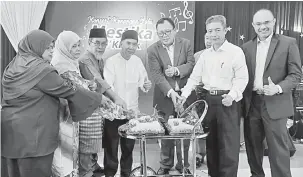  ?? — Gambar Bernama ?? RAI: Eddin (tiga kanan) memotong pulut kuning bersama bekas Ketua Pengarah Penyiaran Malaysia Datuk Abu Bakar Ab Rahim (dua kanan), bekas Timbalan Ketua Pengarah Bahagian Operasi Penyiaran Magli Alias (tiga kiri) dan bekas Pengarah Khidmat Pengurusan...