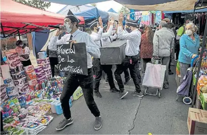  ?? AP ?? Campaña. Uno de los actos proselitis­tas en un mercado de Santiago para una nueva Carta Magna.