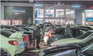  ?? FRANK GUNN THE CANADIAN PRESS FILE PHOTO ?? Shoppers pack their trunks at Yorkdale mall in Toronto just prior to lockdown. Municipal and provincial officials have encouraged residents to support local businesses during the four-week lockdown by ordering online or using curbside pickup.